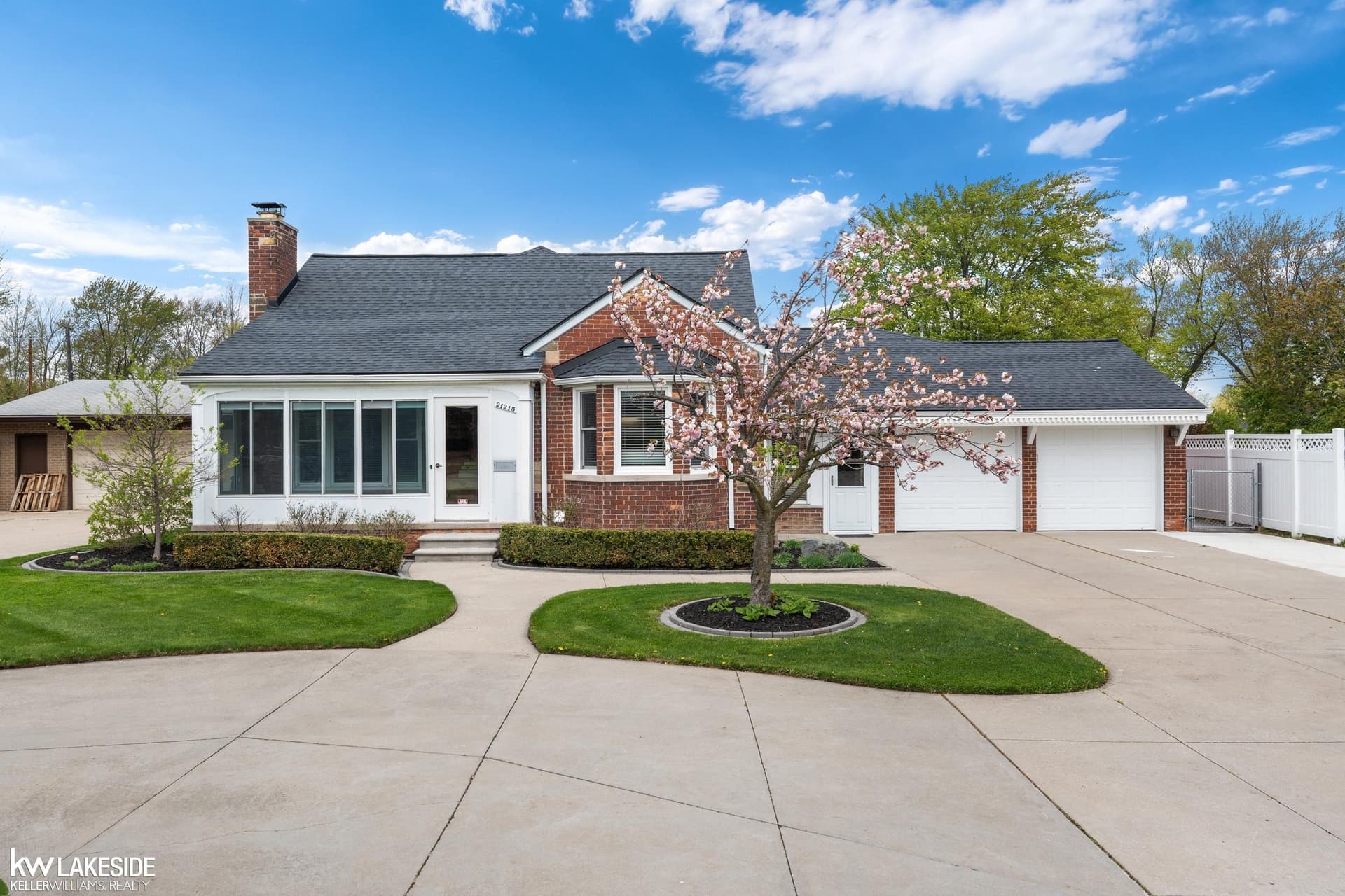 21215 E 11 Mile Road, Saint Clair Shores, MI 48081