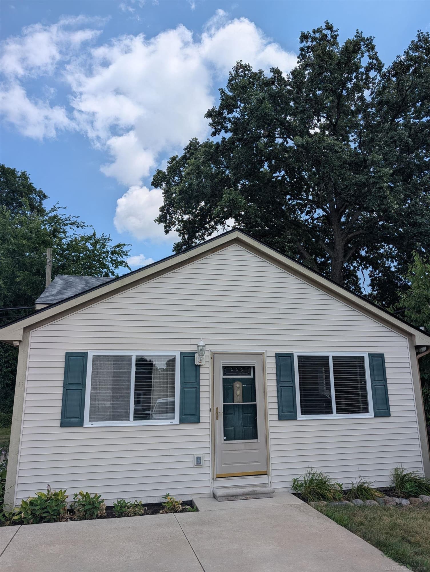 901 S Winding Drive, Waterford, MI 48328