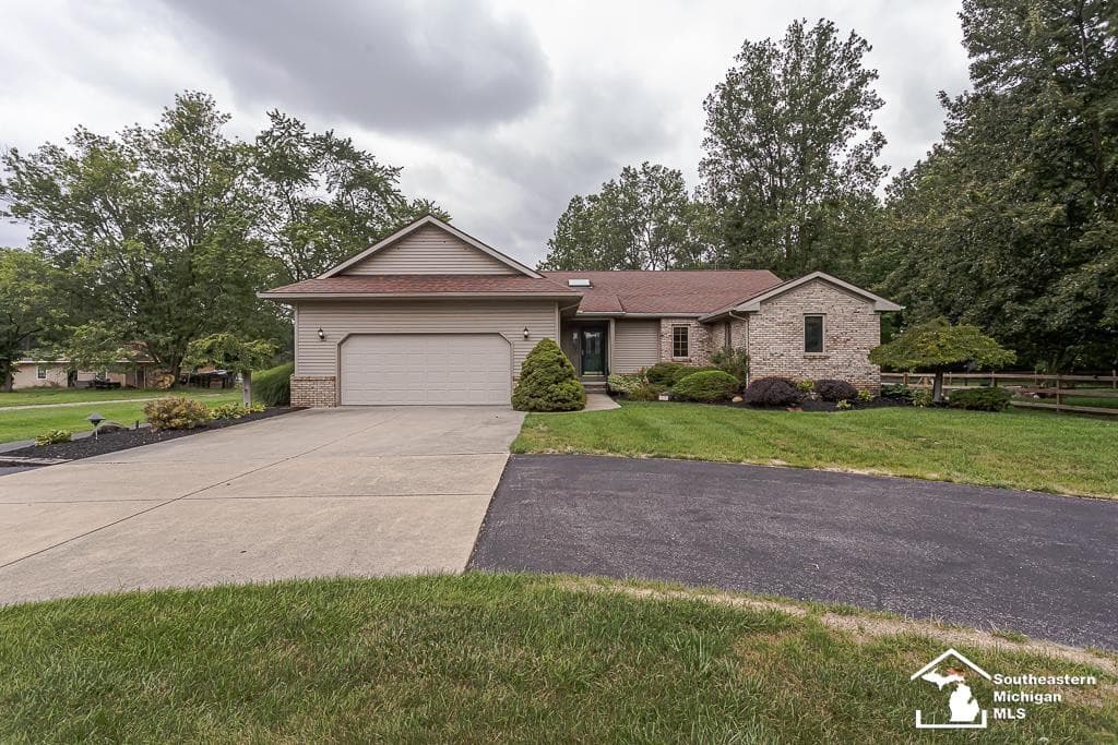 6277 Secor Road, Lambertville, MI 48144