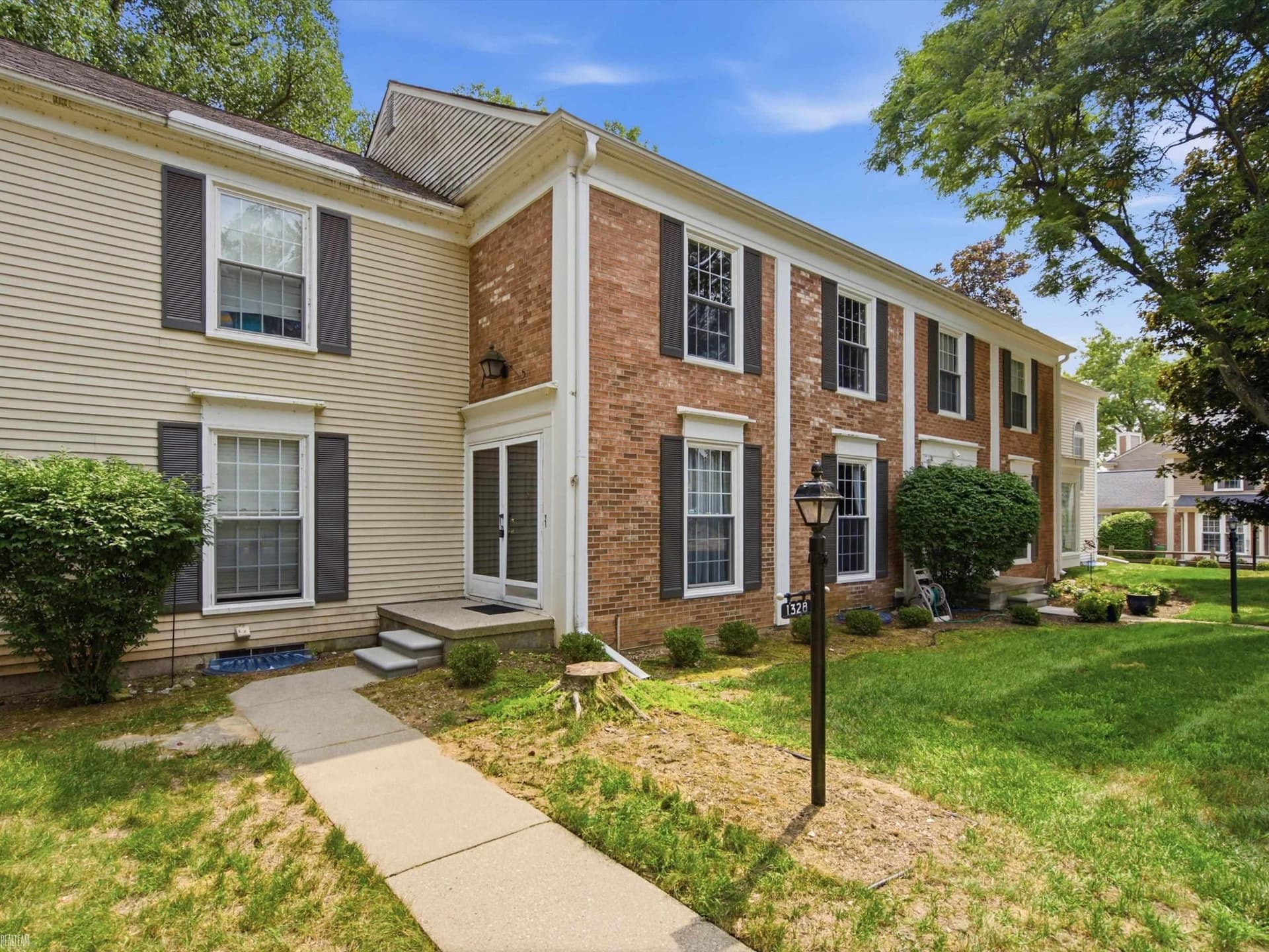 1328 Brook Lane, Rochester Hills, MI 48306