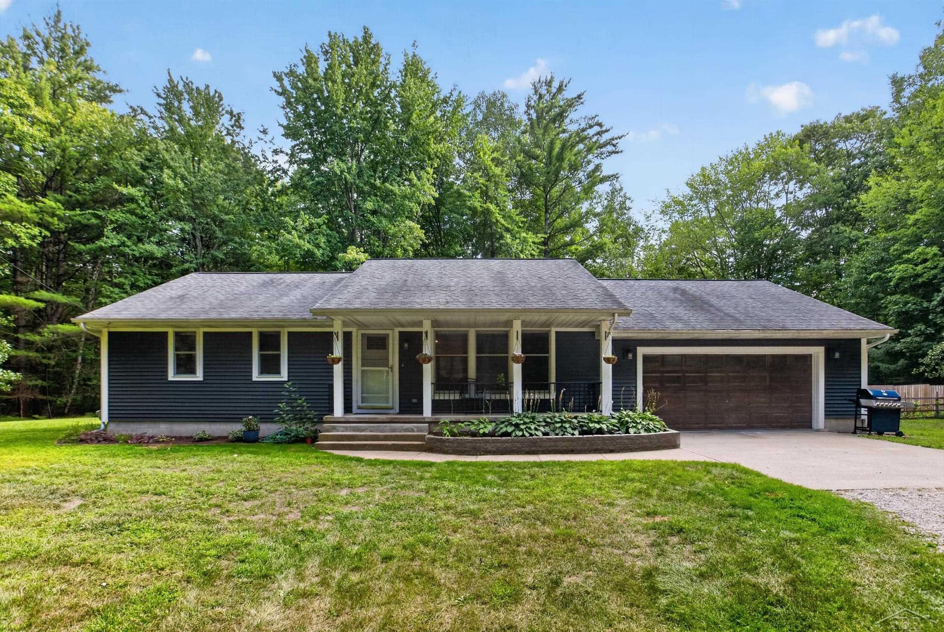 933 W Walter Road, Sanford, MI 48657