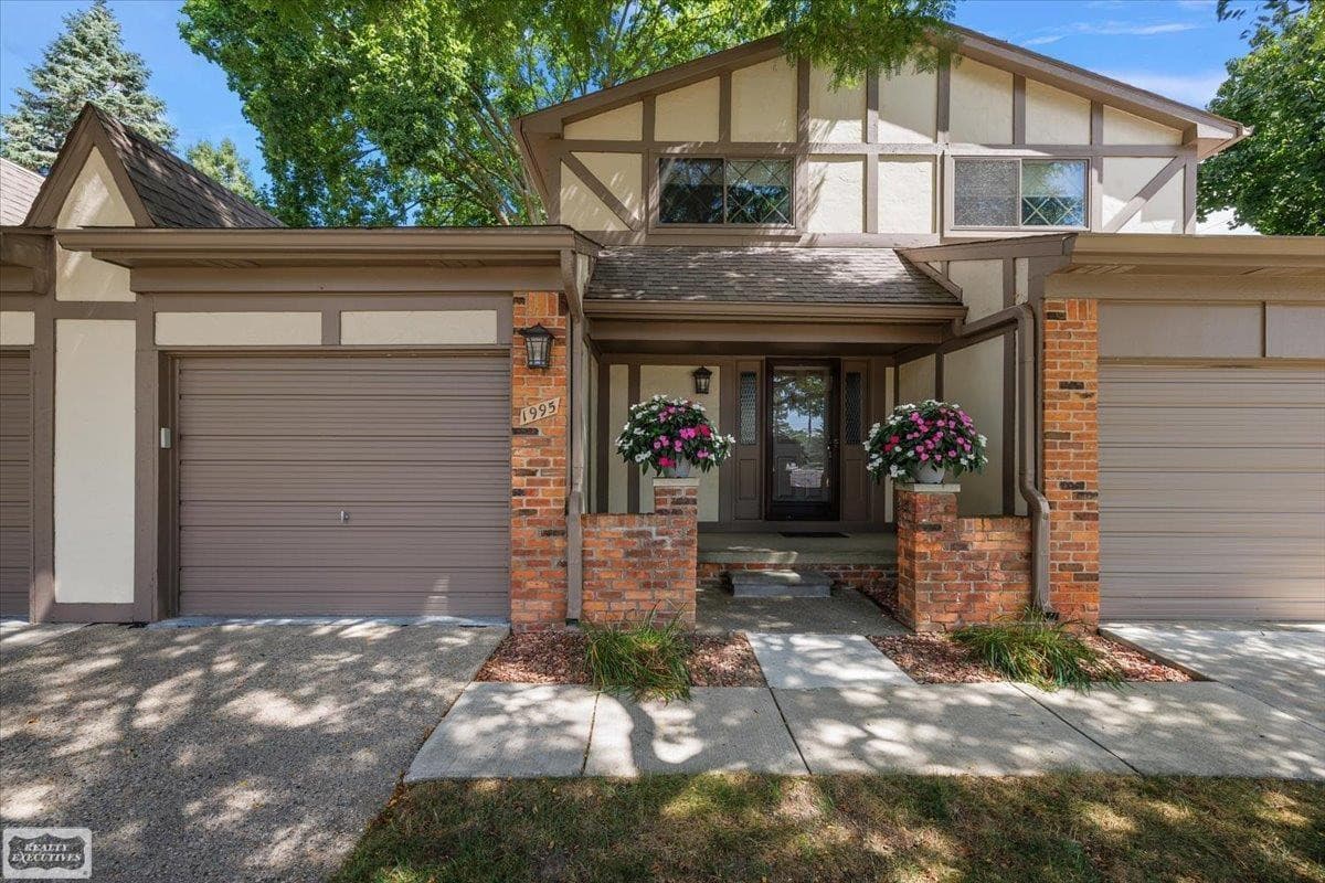 1995 Streamwood Drive, Rochester Hills, MI 48309