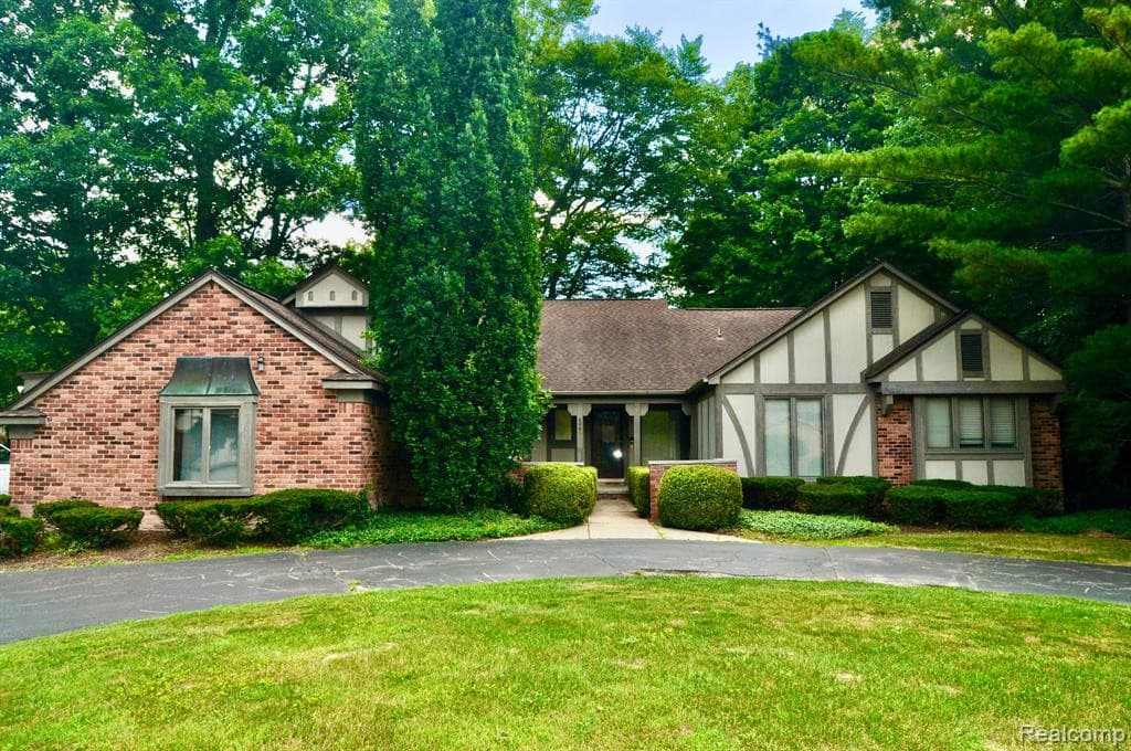 6081 DUNMORE Drive, West Bloomfield, MI