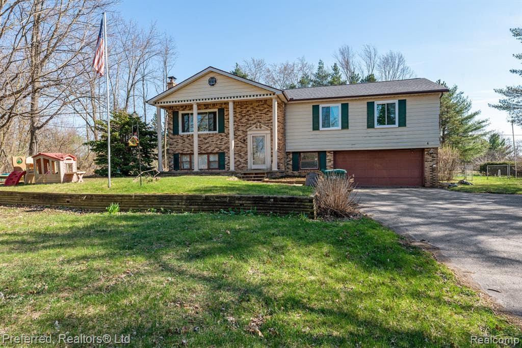 9380 Bennett Lake Rd., Fenton, MI 48430
