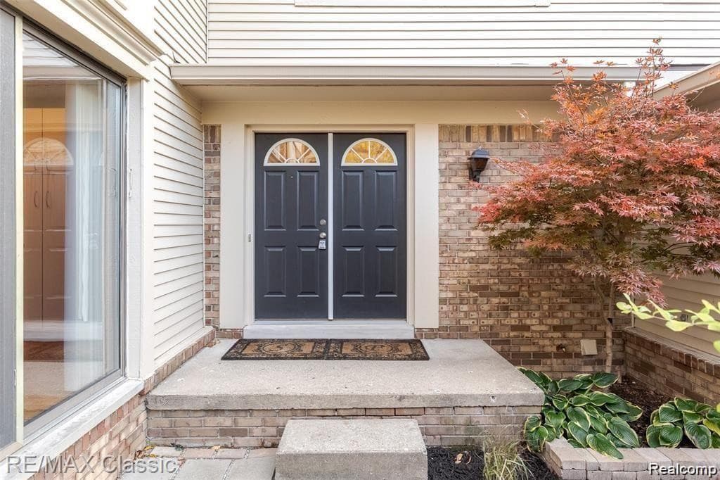 6912 PEBBLECREEK WOODS Drive, West Bloomfield, MI