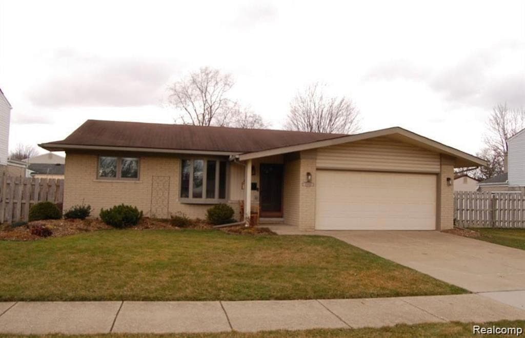 10900 WESTLAKE Street, Taylor, MI
