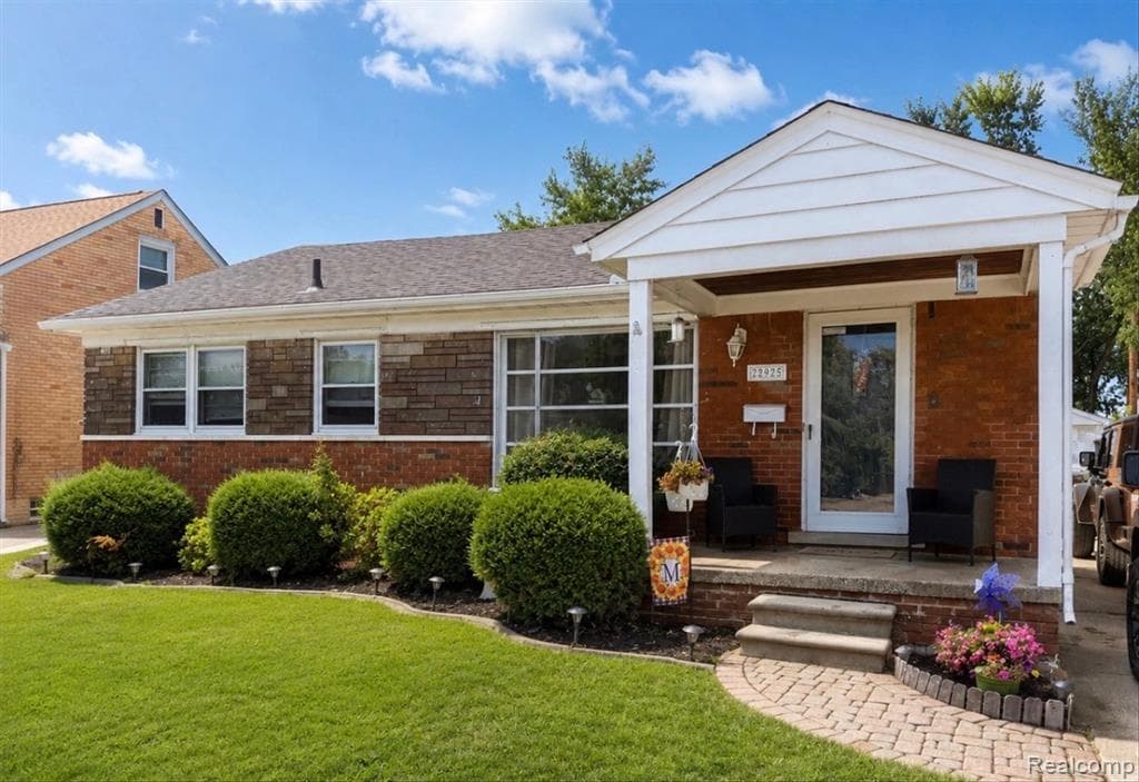 22925 Doremus Street, Saint Clair Shores, MI 48080
