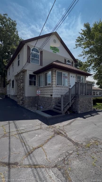 1711 Cass Lake Road, Keego Harbor, MI 48320
